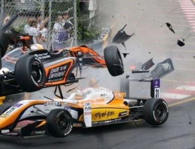 Κάταγμα στη σπονδυλική στήλη υπέστη η οδηγός του σοκαριστικού ατυχήματος σε αγώνα Formula 3 (βίντεο)